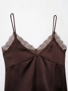 Détail d'un caraco en satin marron chocolat avec dentelle délicate et texture soyeuse