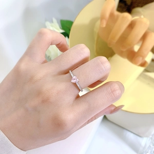 Detailed view of S925 silver ring featuring a pink heart-shaped carbon diamond gemstone