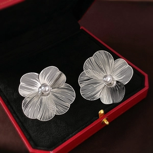 Boucles D'oreilles Fleuries Élégantes Couleur Argent En Cuivre Avec Künstliche Perle D'imitation Et Tige En Argent Pour Femmes