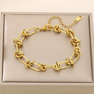 Detailaufnahme des goldenen Knotenkettenglied-Armbands mit Karabinerverschluss