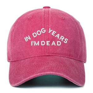 Détail de la casquette de baseball en coton rose avec broderie 'IN DOG YEARS I'M DEAD'