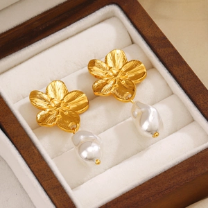 Französische Vintage 18K vergoldete Blumenohrringe mit Perlen auf Holzschmuckkästchen