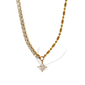 Collier doré élégant avec strass étincelants et pendentif pierre précieuse carrée