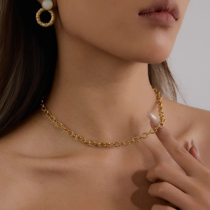 Set elegante con collana a catena testurizzata in acciaio dorato 18K e orecchini di perle