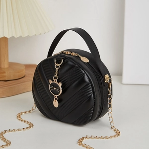 Mini borsa a semicerchio nera con trapuntatura a V, catena dorata e ciondolo a gatto