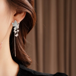 Boucles d'oreilles papillon en argent avec pampilles en cristal et émail bleu
