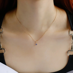 Dettaglio della collana in argento S925 placcata oro 14K con ciondolo in zaffiro blu
