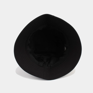 Vue de l'intérieur du chapeau bob en coton noir montrant le bandeau et la doublure