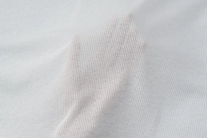 Dettaglio del tessuto a maglia a coste bianche che mostra trama e trasparenza