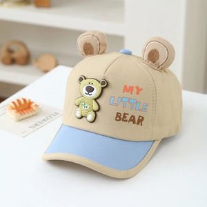 Detail der Kinder-Baseballkappe mit 3D-Plüschbärenohren und Cartoon-Bär-Patch auf Khaki