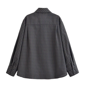 Vue détaillée du dos d'une chemise à manches longues à carreaux bleus et marrons