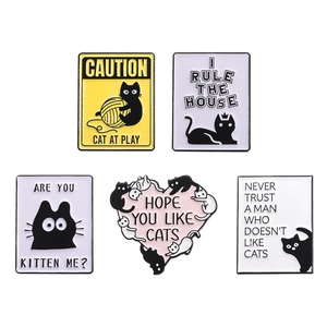 Set di spille in smalto a forma di gatto con motivi geometrici e scritte creative