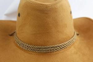 Gros plan détaillé d'un chapeau de cowboy en daim marron avec corde tressée et œillets