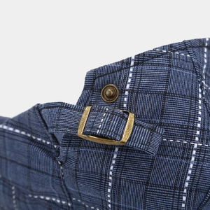 Détail de tissu à carreaux bleus avec boucle en bronze vintage et rivet métallique