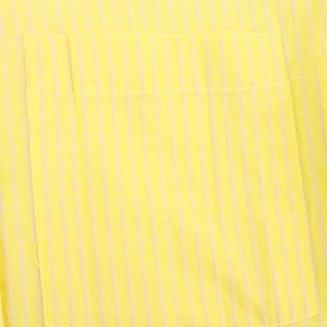 Dettaglio della tasca frontale di una camicia a maniche lunghe a righe gialle in cotone
