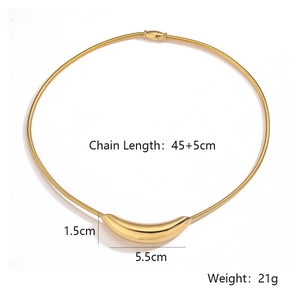 Detailed specs of gold snake chain necklace with 5.5cm curved pendant and measurements