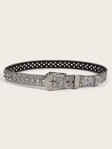 Détail de la ceinture à paillettes argentées avec boucle en strass et œillets
