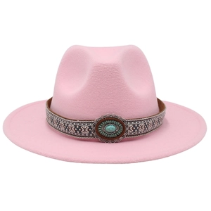 Détail du chapeau fedora rose à larges bords avec broderie ethnique et turquoise