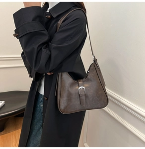 Vue latérale du sac hobo café foncé avec texture cuir vintage et boucle argentée