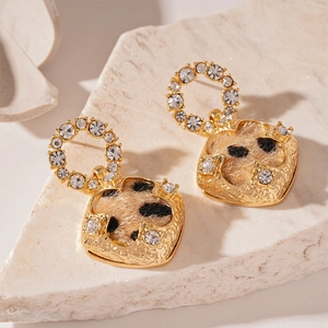 Détail de boucles d'oreilles léopard vintage avec fini doré et strass étincelants