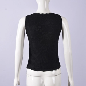 Vue détaillée du dos du débardeur en dentelle noire sur un mannequin blanc
