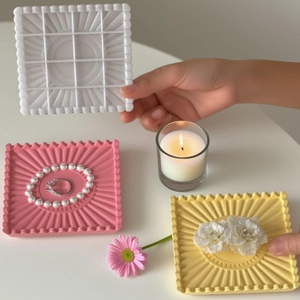 Plateaux carrés en résine à motif tournesol rose, jaune et blanc avec bords ondulés