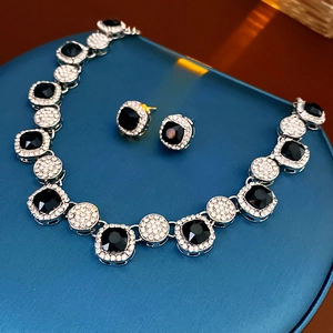 Vue macro de parure bijoux en argent avec pierres noires et pavé de diamants