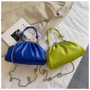 Détail des sacs nuages plissés en bleu roi et vert fluo avec bandoulières en chaîne métal