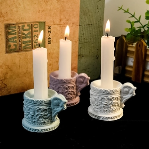 Juego de tres candelabros vintage con relieve en azul pastel, rosa y marfil
