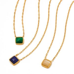 Colliers vintage en acier inoxydable avec opales vertes bleues et champagne