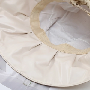 Détail du bandeau intérieur et des coutures de précision sur ce chapeau de soleil beige