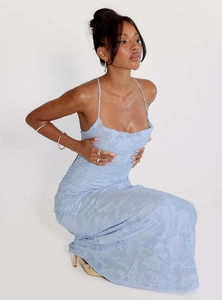 Détail d'une robe longue en dentelle bleu clair avec texture jacquard florale
