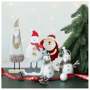 Vue détaillée du bonhomme de neige en feutrine et Père Noël sur base en bois