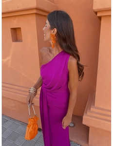 Détail d'une robe violette élégante à une épaule avec fente, taille ajustée et drapés