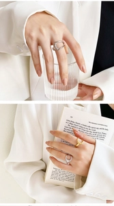 Detalle de anillos trenzados en oro y plata usados por una modelo con estilo minimalista