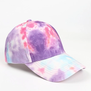 Détail de la casquette de baseball tie-dye aux tourbillons vifs de violet, rose et bleu
