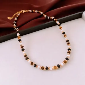 Collier rétro en œil de tigre et perles avec accents dorés et fermoir mousqueton réglable