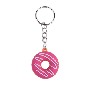 Portachiavi a ciambella rosa con glassa bianca e anello metallico su sfondo bianco