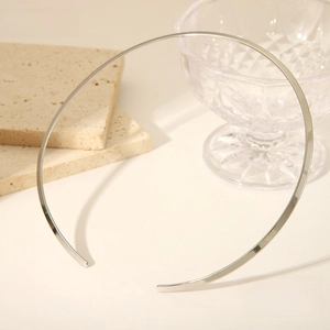 Detailansicht der silbernen Edelstahl-Halsspange mit minimalistischem, offenem Design