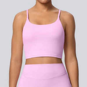 Détail du soutien-gorge de sport rose clair à fines bretelles et legging de yoga taille haute