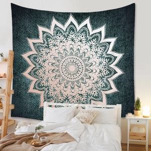 Détail de tapisserie mandala bohème sur fond de texture denim bleu pour décoration