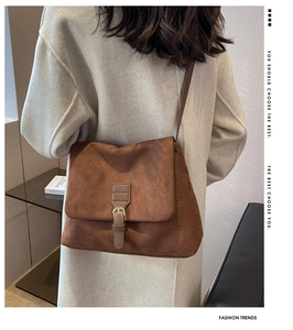 Borsa a tracolla marrone scamosciata su modella con cappotto di lana beige