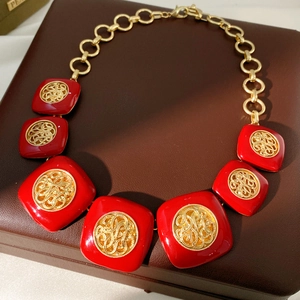 Collana vintage con pendenti quadrati in smalto rosso e dettagli dorati