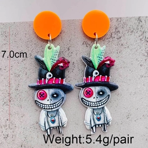 Detailansicht der Halloween Acryl Skelett-Ohrringe mit Maßen 7,0 cm und Gewicht von 5,4 g