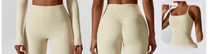 Detalle del conjunto de yoga con costura push-up y tela elástica de color crema