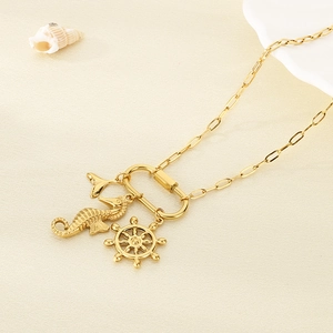Détail du collier en acier inoxydable 18k avec pendentifs hippocampe et gouvernail