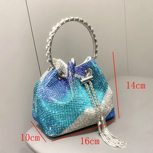 Dettaglio borsa a secchiello di lusso con strass blu sfumati e nappe d'argento