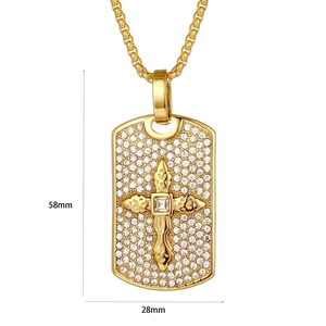 Vue détaillée d'un pendentif plaque dorée avec strass et motif croix centrale