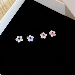 Elegante Blumen-Ohrstecker mit blauen und pinken Zirkonia-Kristallen in Silberoptik