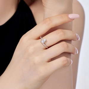 Elegant S925 sterling silver ring featuring a pear-cut zircon on a model's hand